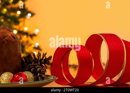 Goiânia, Goias, Brésil – 08 octobre 2023 : un panettone sur la table avec des décorations de Noël autour. Banque D'Images