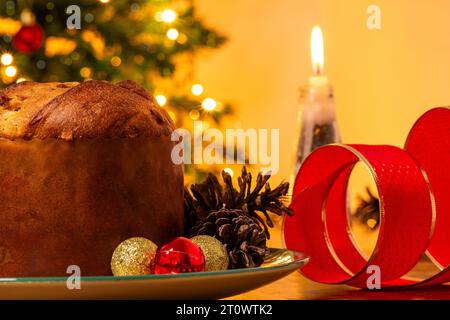 Goiânia, Goias, Brésil – 08 octobre 2023 : un panettone sur la table avec des décorations de Noël autour. Banque D'Images