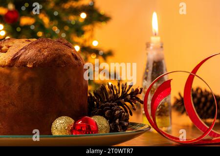 Goiânia, Goias, Brésil – 08 octobre 2023 : un panettone sur la table avec des décorations de Noël autour. Banque D'Images