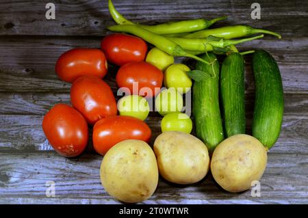 Légumes, parties de plantes qui sont consommées par les humains ou d'autres animaux comme nourriture, alimentation saine, concept de perte de poids, pile de divers légumes, tomate Banque D'Images