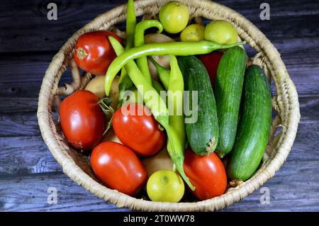 Légumes, parties de plantes qui sont consommées par les humains ou d'autres animaux comme nourriture, alimentation saine, concept de perte de poids, pile de divers légumes, tomate Banque D'Images
