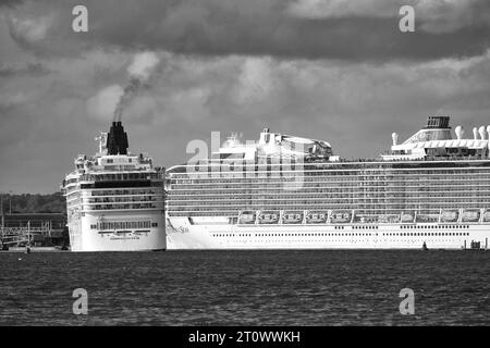 Le navire de croisière NORWEGIAN Cruise Line NORWEGIAN STAR, revient de son amarrage dans le Deep Water Channel dans le port de Southampton, au Royaume-Uni Banque D'Images