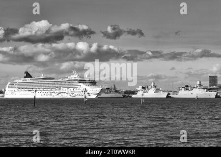 Photo en noir et blanc du navire de croisière NORWEGIAN Cruise Line NORWEGIAN STAR, quitte son poste à Southampton, sa destination : Cobh, Irlande Banque D'Images