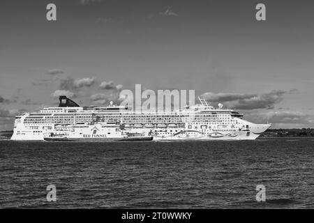 Photo en noir et blanc du navire de croisière NORWEGIAN Cruise Line NORWEGIAN STAR, quitte le port de Southampton Royaume-Uni, sa destination : Cobh, Irlande. Banque D'Images