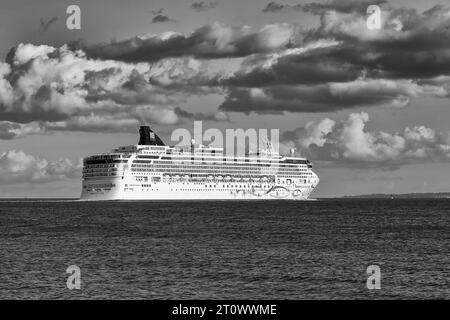 Photo en noir et blanc du navire de croisière NORWEGIAN Cruise Line NORWEGIAN STAR, en route depuis le port de Southampton, Royaume-Uni, sa destination : Cobh, Irlande Banque D'Images