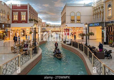 Balade en gondole sur le canal intérieur au Villaggio Mall, Doha, Qatar Banque D'Images