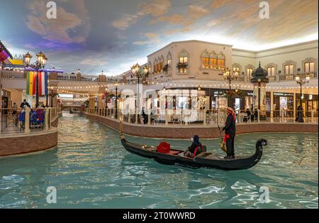 Balade en gondole sur le canal intérieur au Villaggio Mall, Doha, Qatar Banque D'Images