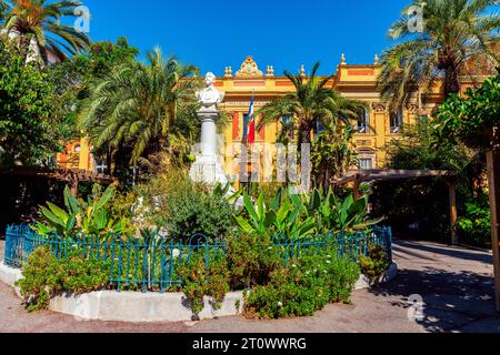 Bâtiment de la mairie de menton. Le centre historique de Menton est une belle petite ville avec des rues pavées sinueuses, des maisons pittoresques. France. Banque D'Images