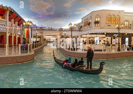 Balade en gondole sur le canal intérieur au Villaggio Mall, Doha, Qatar Banque D'Images