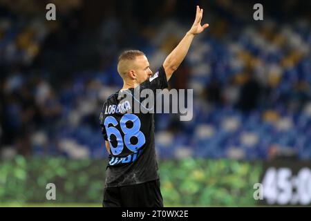 Stanislav Lobotka de SSC Napoli fait des gestes lors du match de Serie A entre SSC Napoli et ACF Fiorentina au Stadio Maradona le 08 octobre 2023 à Naples, Italie . Banque D'Images