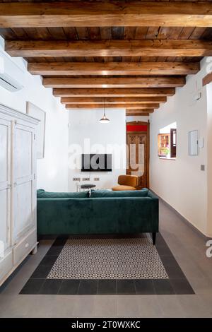 Intérieur lumineux du salon dans un appartement rustique contemporain Banque D'Images