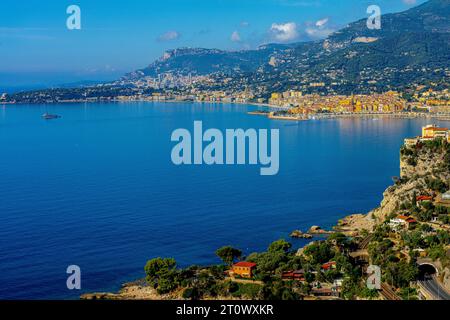 Vue surélevée de Menton la ville frontalière française sur la côte méditerranéenne. Département des Alpes-Maritimes. Banque D'Images