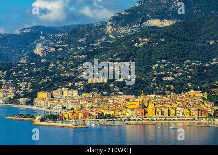 Vue surélevée de Menton la ville frontalière française sur la côte méditerranéenne. Département des Alpes-Maritimes. Banque D'Images