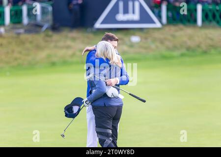 St Andrews, Écosse. 9 octobre 2023. Matt et sa mère Susan Fitzpatrick s'embrassent après avoir terminé leur troisième et dernière ronde sur le Old course du Alfred Dunhill Links Championship 2023. Crédit : Tim Gray/Alamy Live News Banque D'Images