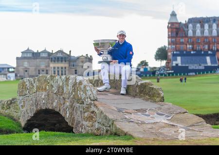 St Andrews, Écosse. 9 octobre 2023. Matt Fitzpatrick l'Alfred Dunhill 2023 lie Champion avec le trophée, sur le Swilken Brdige de l'Old course. Crédit : Tim Gray/Alamy Live News Banque D'Images