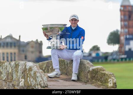 St Andrews, Écosse. 9 octobre 2023. Matt Fitzpatrick l'Alfred Dunhill 2023 lie Champion avec le trophée, sur le Swilken Brdige de l'Old course. Crédit : Tim Gray/Alamy Live News Banque D'Images