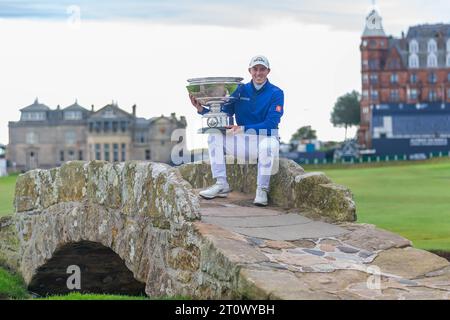 St Andrews, Écosse. 9 octobre 2023. Matt Fitzpatrick l'Alfred Dunhill 2023 lie Champion avec le trophée, sur le Swilken Brdige de l'Old course. Crédit : Tim Gray/Alamy Live News Banque D'Images