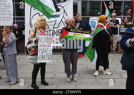 Liverpool, Royaume-Uni. 9 octobre 2023. Partisans pro Palestine devant la conférence du Parti travailliste le deuxième jour à l'arène et au centre de conférence de M&S Bank. Le crédit photo devrait se lire : David J Colbran Banque D'Images