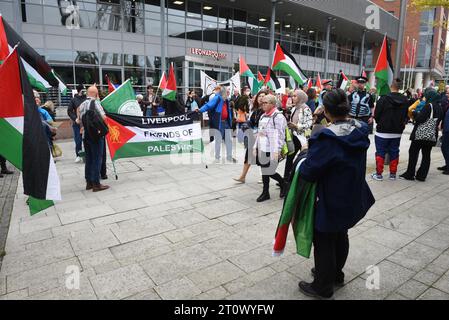 Liverpool, Royaume-Uni. 9 octobre 2023. Partisans pro Palestine devant la conférence du Parti travailliste le deuxième jour à l'arène et au centre de conférence de M&S Bank. Le crédit photo devrait se lire : David J Colbran Banque D'Images