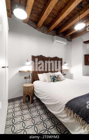 Intérieur de la chambre décoré dans un style rustique avec plafond en bois et lampes éclairant la pièce Banque D'Images