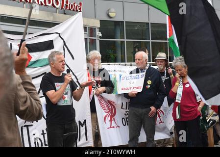 Liverpool, Royaume-Uni. 9 octobre 2023. Partisans pro Palestine devant la conférence du Parti travailliste le deuxième jour à l'arène et au centre de conférence de M&S Bank. Le crédit photo devrait se lire : David J Colbran Banque D'Images