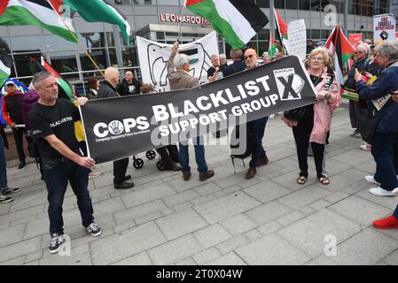 Liverpool, Royaume-Uni. 9 octobre 2023. Ambiance pendant la Conférence du Parti travailliste à Liverpool. Manifestants avec bannière, COPS Blacklist support Group.le crédit photo devrait être : David J Colbran Banque D'Images