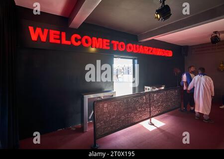 Ouarzazate, Maroc - 09 octobre 2023 : panneau de bienvenue au-dessus de la porte d'entrée des studios Atlas Studios à Ouarzazate Maroc. Banque D'Images