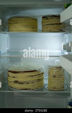 A n gâteau de mariage non décoré dans un réfrigérateur. 4 couches ou niveaux prêts à être assemblés. Banque D'Images