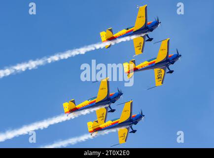 Hawks of Romania est une équipe de voltige civile volant un mélange d'avions Extra 300L à deux places et Extra 330SC à une place. Spectacle aérien à Sivrihisar SH Banque D'Images