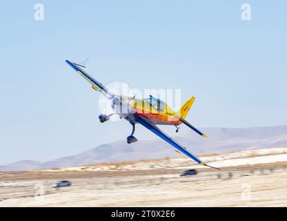 Hawks of Romania est une équipe de voltige civile volant un mélange d'avions Extra 300L à deux places et Extra 330SC à une place. Spectacle aérien à Sivrihisar SH Banque D'Images