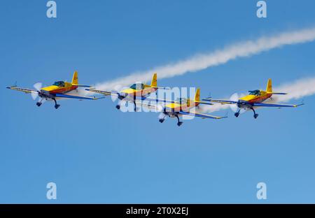 Hawks of Romania est une équipe de voltige civile volant un mélange d'avions Extra 300L à deux places et Extra 330SC à une place. Spectacle aérien à Sivrihisar SH Banque D'Images