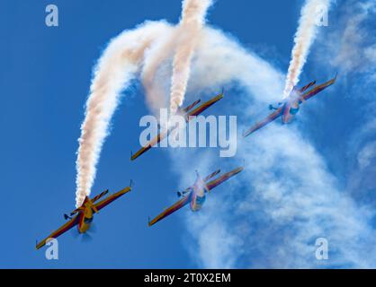 Hawks of Romania est une équipe de voltige civile volant un mélange d'avions Extra 300L à deux places et Extra 330SC à une place. Spectacle aérien à Sivrihisar SH Banque D'Images