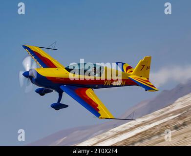 Hawks of Romania est une équipe de voltige civile volant un mélange d'avions Extra 300L à deux places et Extra 330SC à une place. Spectacle aérien à Sivrihisar SH Banque D'Images