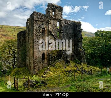 Vue drone des ruines du château d'Invergarry, Glengarry, Écosse. Banque D'Images