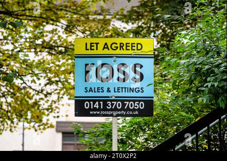 Agent immobilier à louer avec un signe Let agreed à l'extérieur d'une maison, , Glasgow, Écosse, Royaume-Uni, Europe Banque D'Images