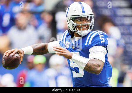 Indianapolis, Indiana, États-Unis. 08 octobre 2023. Anthony Richardson (5), le quarterback des Colts d'Indianapolis, passe le ballon lors d'un match de la NFL contre les Titans du Tennessee à Indianapolis, Indiana. Indianapolis bat le Tennessee 23-16. John Mersits/CSM/Alamy Live News Banque D'Images