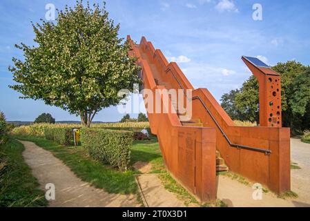 Tour Vlooyberg / Vlooybergtoren / escalier au ciel, escalier en acier corten et tour d'observation près de Tielt-Winge, Brabant flamand, Flandre, Belgique Banque D'Images