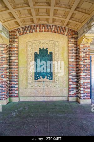 Une plaque commémore le Jacob Riis Park Bathing Pavilion, érigé par la ville de New York pour les loisirs de ses citoyens en 1932. Banque D'Images