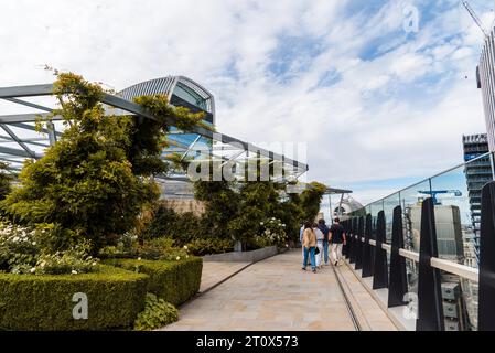 Londres, Royaume-Uni - 25 août 2023 : vue du toit du Garden au 120 au 120 Fenchurh Street dans la City de Londres. Les gens apprécient la vue sur le skyl Banque D'Images