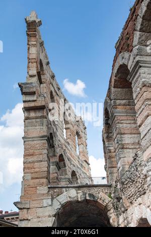 Vue à angle bas d'une partie de l'ancienne arène de Vérone qui est un amphithéâtre romain sur la Piazza Bra à Vérone, Italie construit en 30 AD Banque D'Images