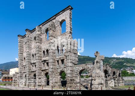 Façade sud de l'ancien théâtre romain d'Aoste, Italie construite sous le règne d'Auguste, avec des montagnes contre un ciel bleu en arrière-plan Banque D'Images