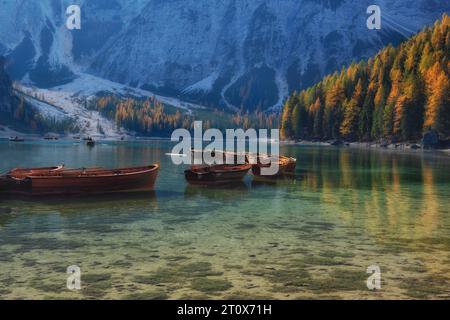 Une vue panoramique des bateaux dans le lac de Braies, Trentin-Haut-Adige, Italie en automne Banque D'Images