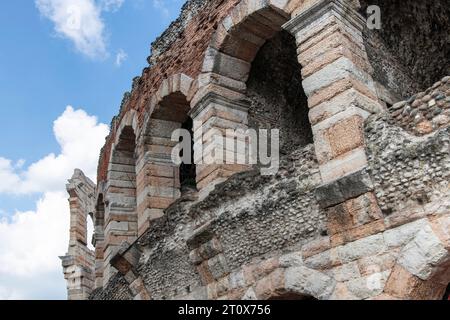 Vue à angle bas d'une partie de l'ancienne arène de Vérone qui est un amphithéâtre romain sur la Piazza Bra à Vérone, Italie construit en 30 AD Banque D'Images