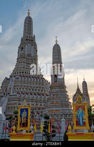 Bangkok, Thaïlande, 26 décembre 2018. Un complexe de temples, avec deux hautes flèches finement décorées. Au premier plan, il y a deux portraits o Banque D'Images