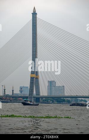 Bangkok, Thaïlande, 28 décembre 2018. Un pont à haubans, le pont Rama VIII à Bangkok, enjambe la rivière Chao Phraya sous un ciel gris. Banque D'Images