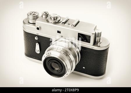 Vieil appareil photo vintage rétro soviétique télémètre isolé blanc Banque D'Images