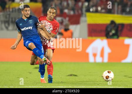 Pablo FORNALS West Ham United est parti en duel avec Kiliann SILDILLIA SC Freiburg Banque D'Images