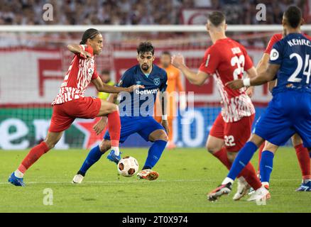 Kiliann SILDILLIA SC Freiburg est parti en duel avec Lucas PAQUETA West Ham United Banque D'Images