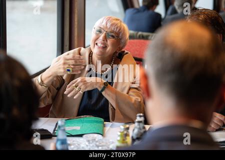 Deutsch-Franzoesische Kabinettsklausur in Hamburg Claudia Roth Staatsministerin fuer Kultur BEI der gemeinsamen Hafenrundfahrten und den bilatéralen Gespraechen auf der Elbe, Hamburg 09.10.2023 Deutschland *** retraite ministérielle franco-allemande à Hambourg Claudia Roth Ministre d'État à la Culture lors de la croisière portuaire et des pourparlers bilatéraux sur l'Elbe, Hambourg, 09 10 2023 Hambourg Hambourg Allemagne crédit : Imago/Alamy Live News Banque D'Images