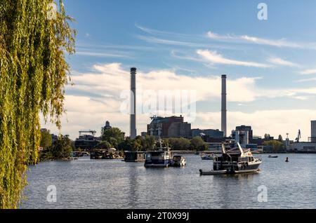 Baie de Rummelsburg avec vue sur la centrale électrique de Klingenberg à Berlin-Lichtenberg, Berlin, Allemagne Banque D'Images